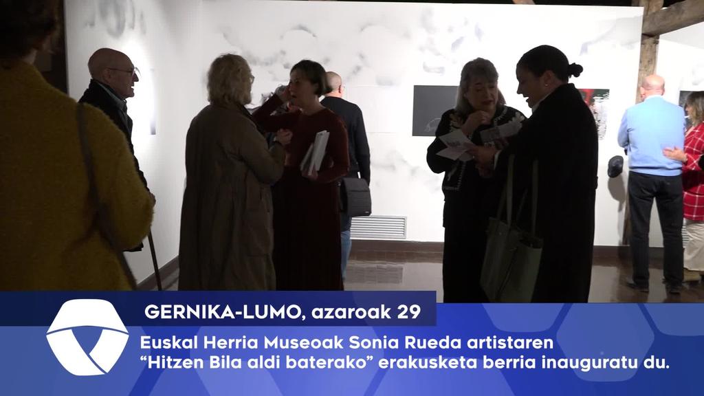 Euskal Herria Museoak Sonia Rueda artistaren Hitzen Bila Aldi Baterako erakusketa berria inauguratu du